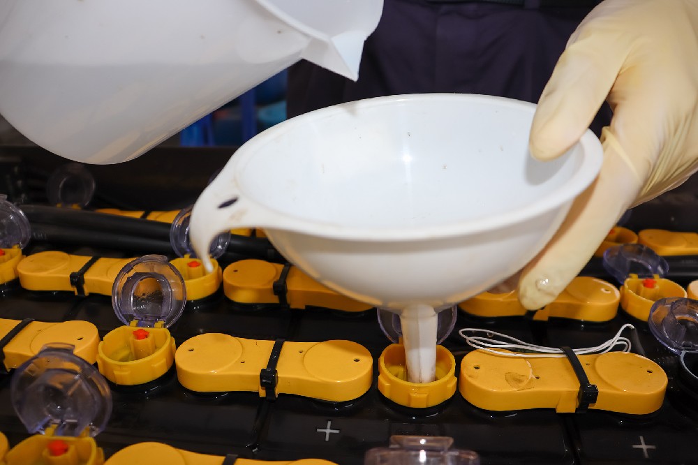 充電前，充電后，叉車電池應(yīng)該在什么時候加水？