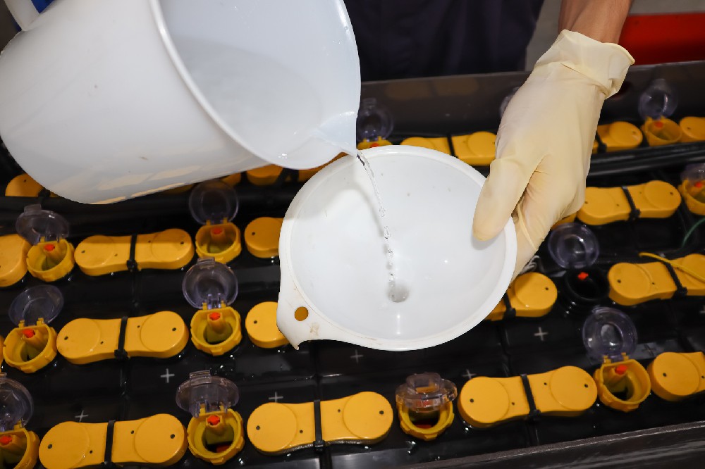 充電前還是充電后，叉車電池應(yīng)該在什么時候加水？