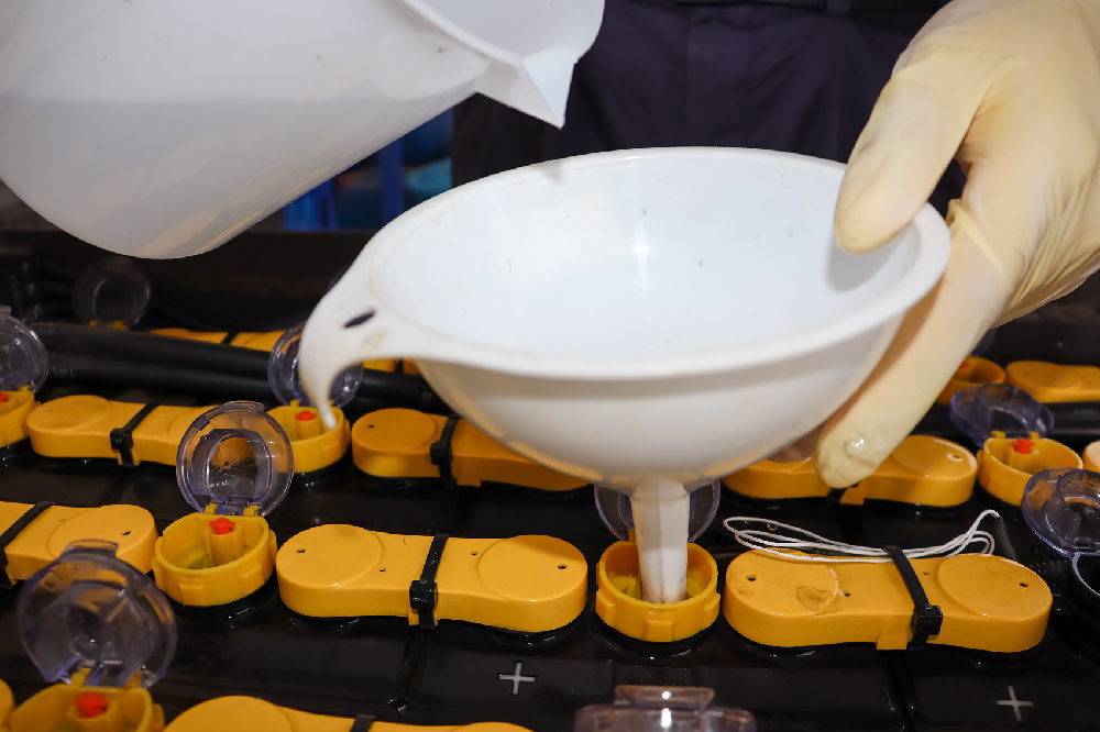 鉛酸電池加液有用嗎？蒸餾水、電解液、修復液有什么區(qū)別