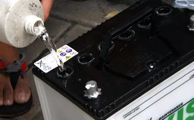 電瓶需要加什么水？如何加水？